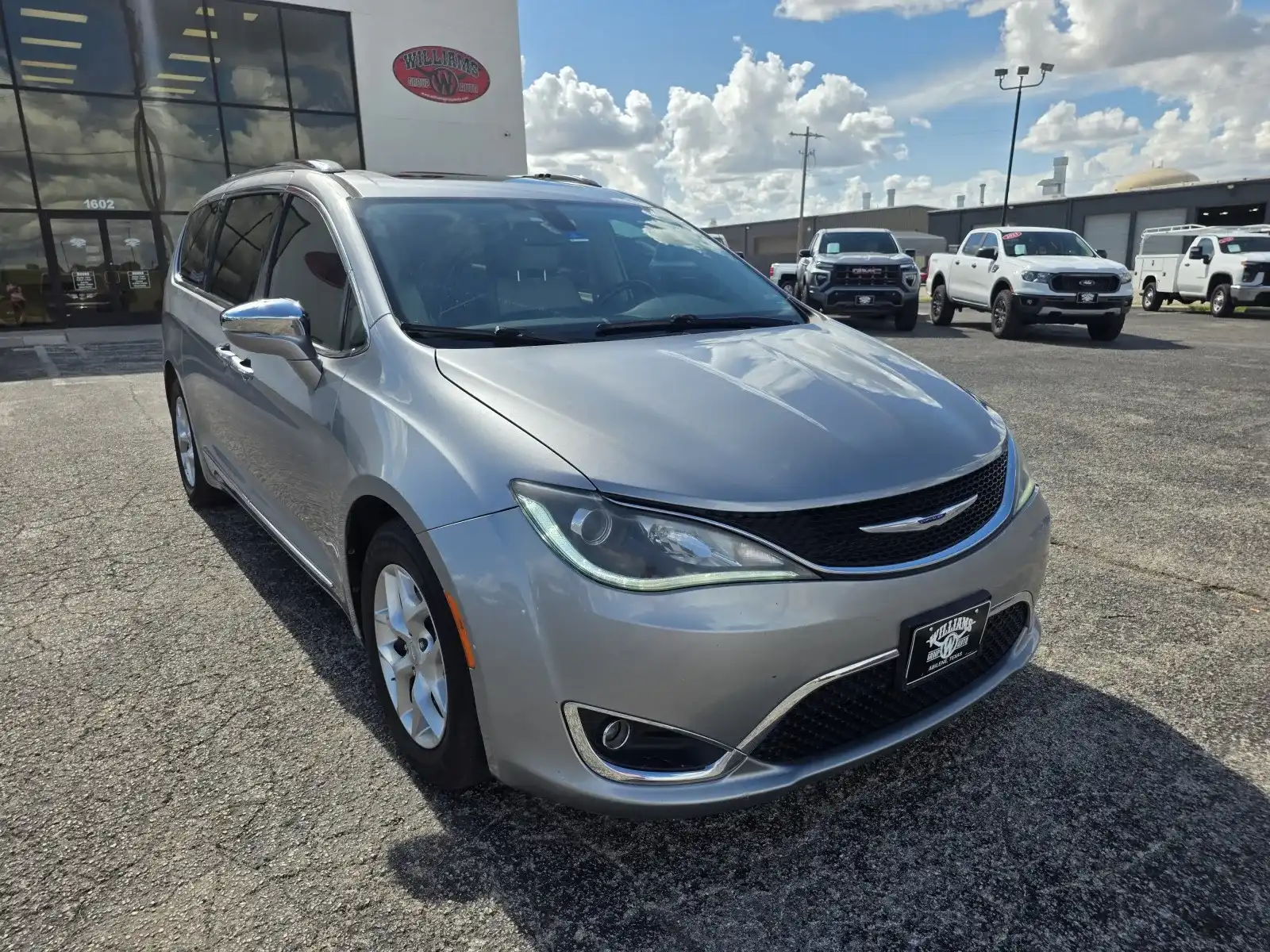 2019 Chrysler Pacifica Limited's photo