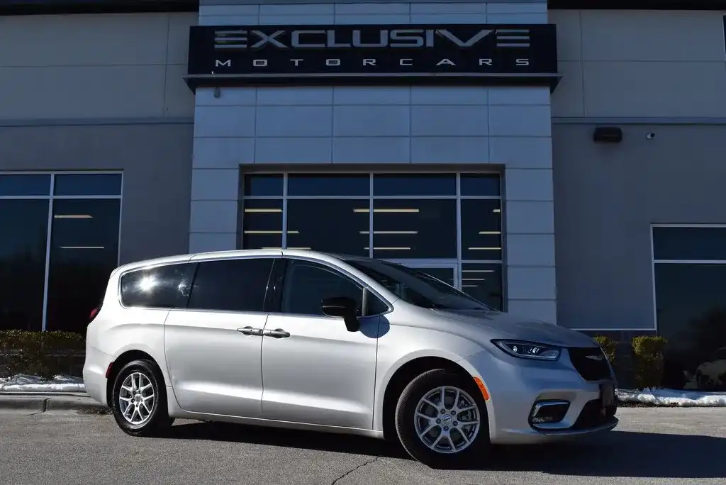 2024 Chrysler Pacifica Touring L's photo