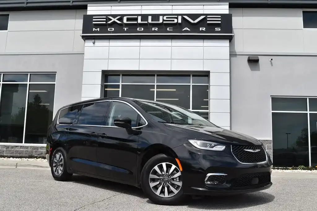 2024 Chrysler Pacifica Hybrid Select PHEV's photo
