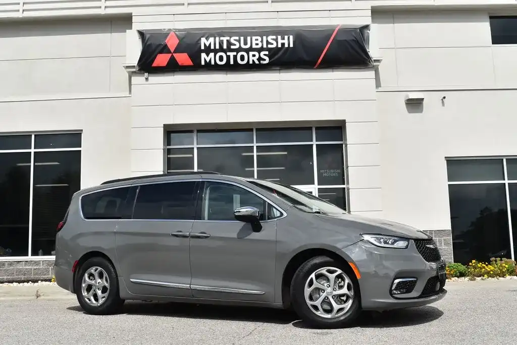 2023 Chrysler Pacifica Limited's photo