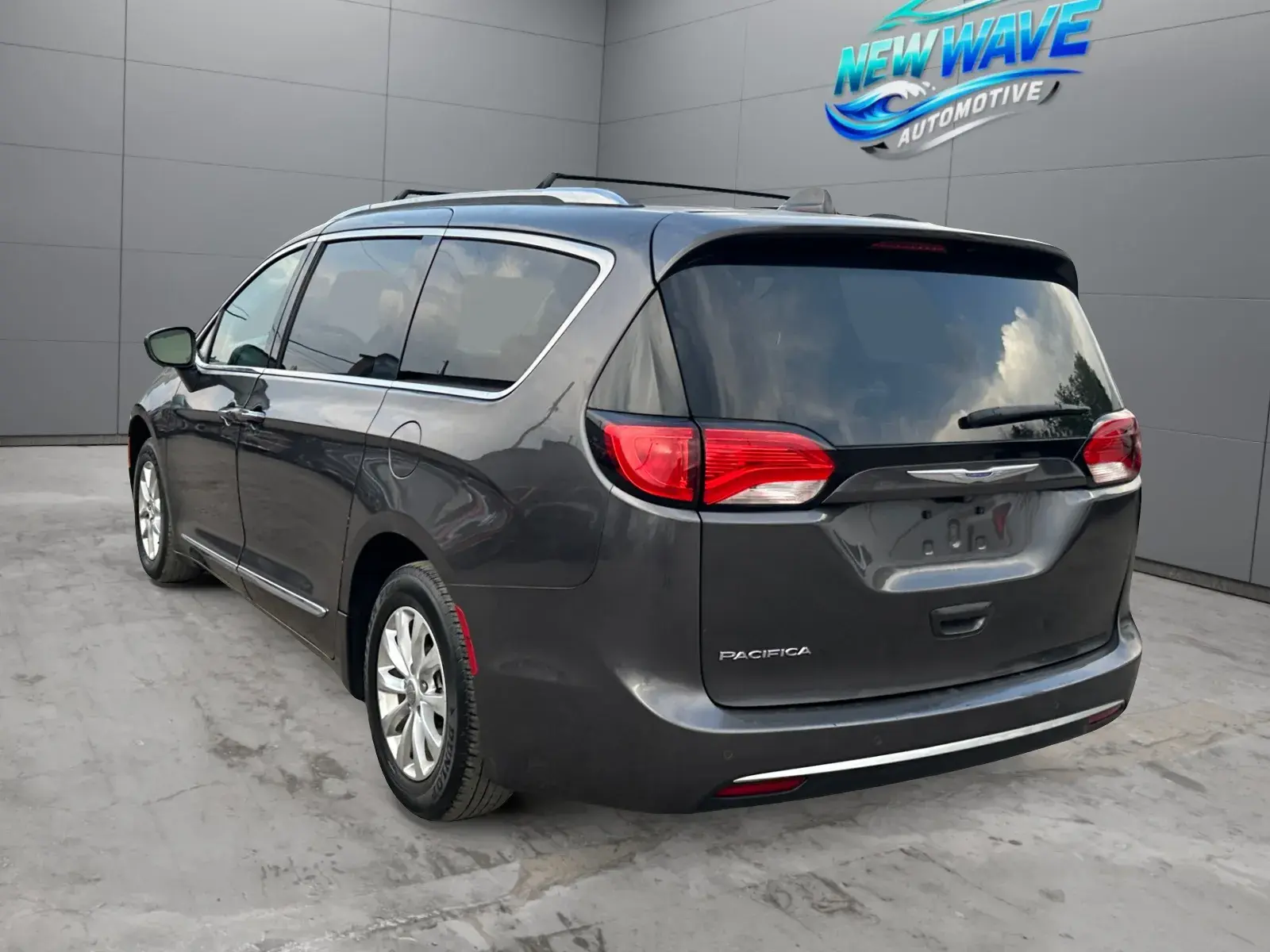 2020 Chrysler Pacifica Touring L photo 3