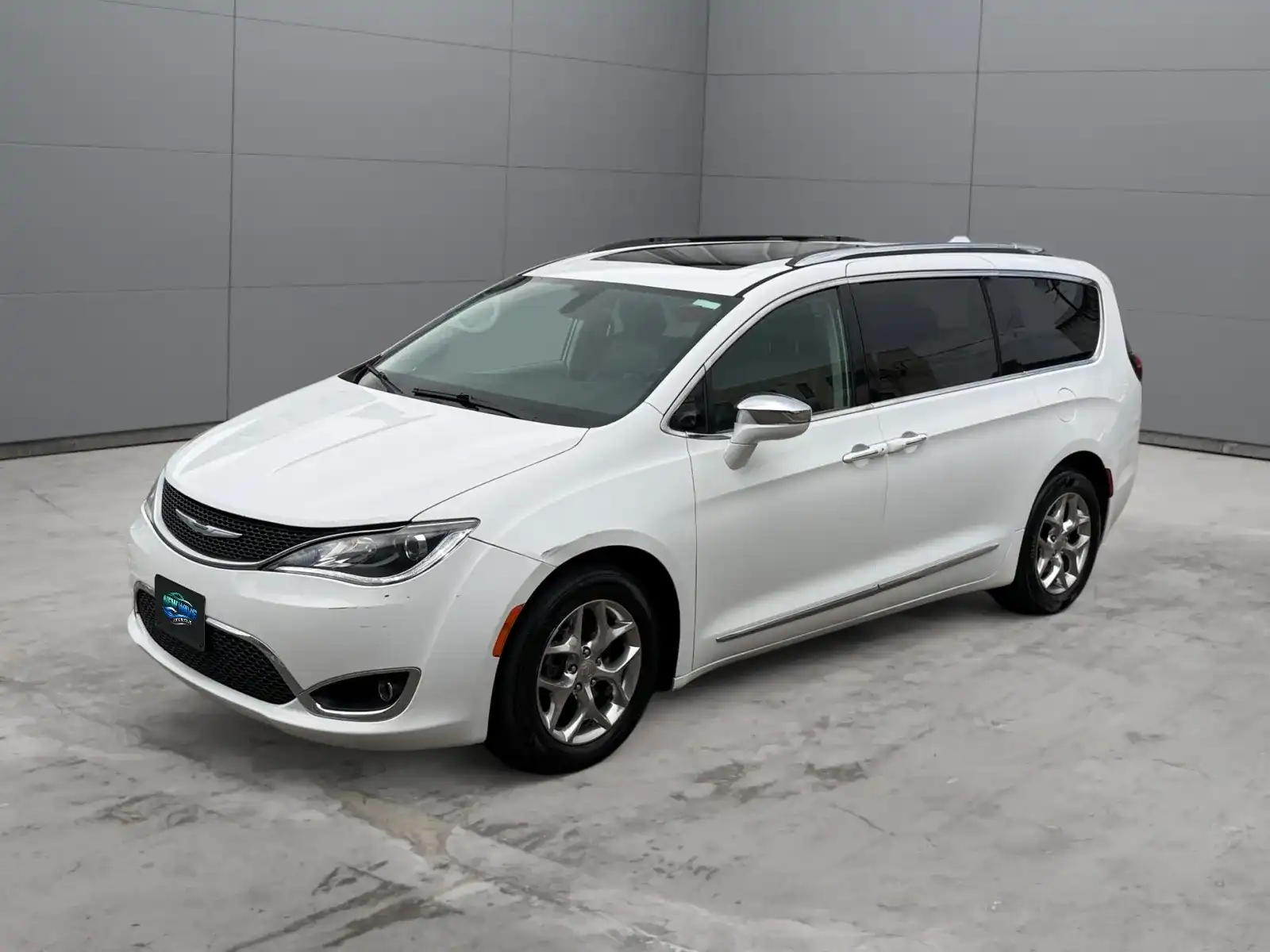 2018 Chrysler Pacifica Limited's photo