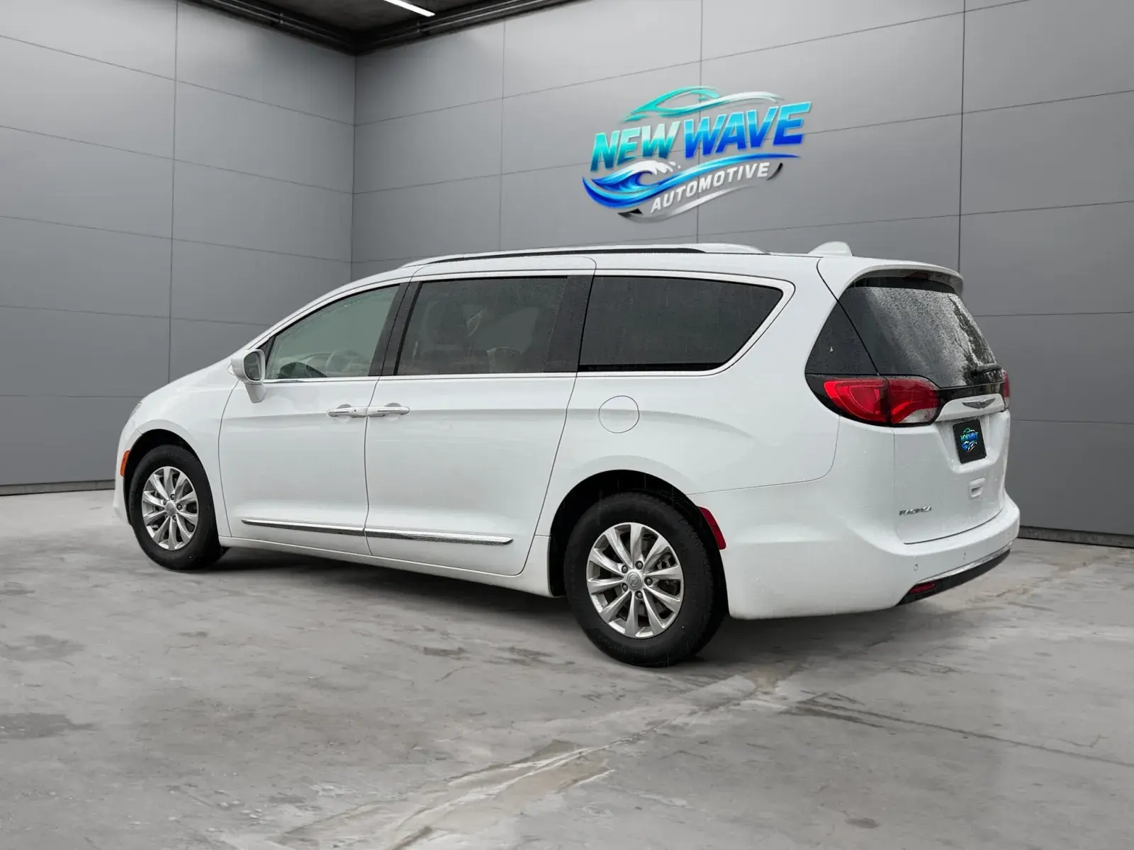 2018 Chrysler Pacifica Touring L photo 3