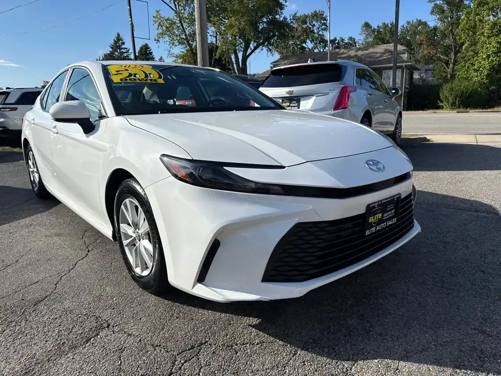 2025 Toyota Camry LE Hybrid's photo