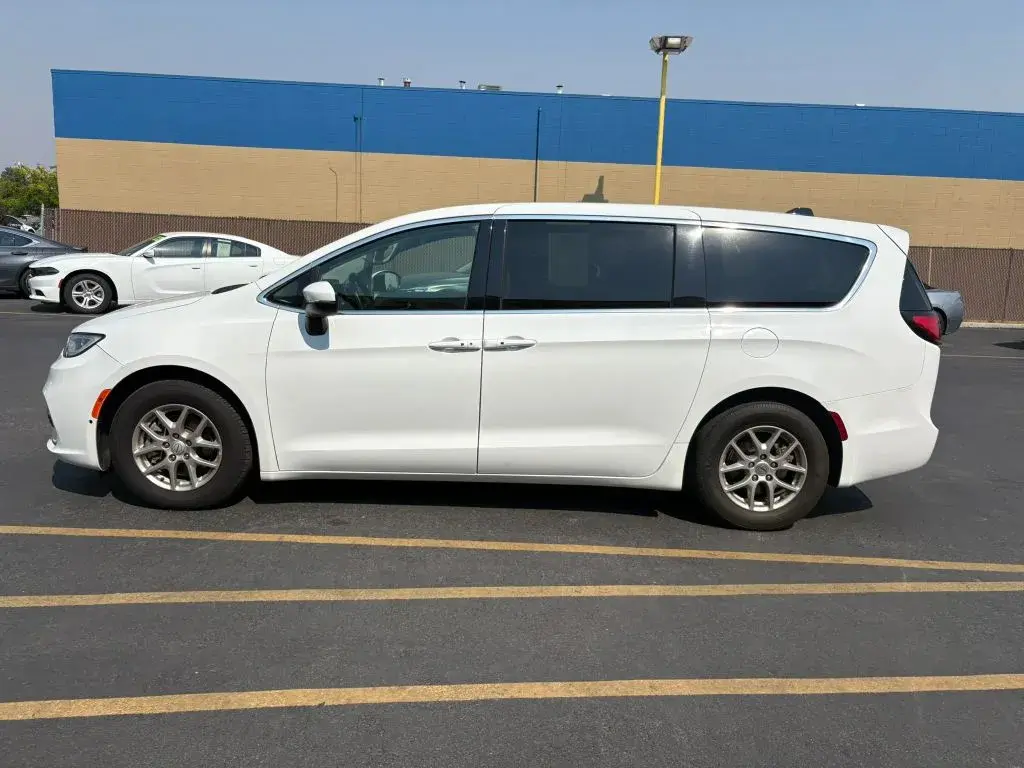 2023 Chrysler Pacifica Touring L photo 4