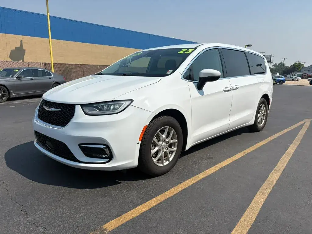 2023 Chrysler Pacifica Touring L photo 3