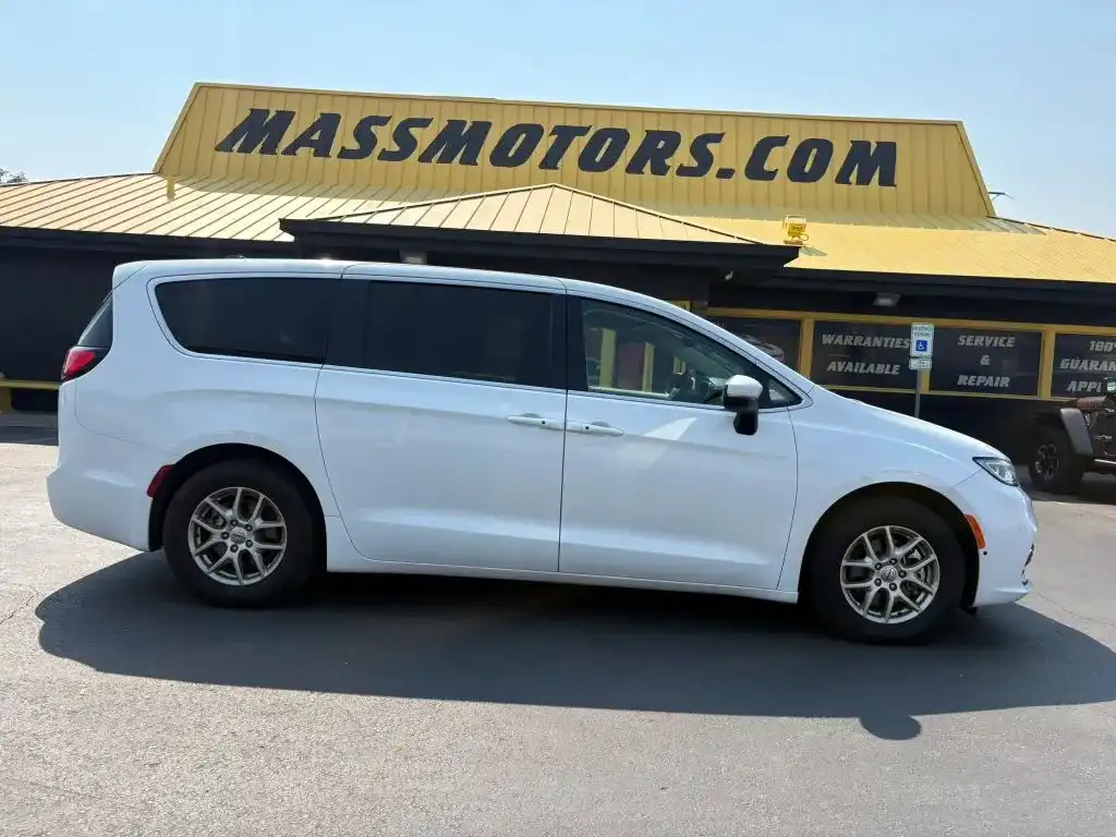 2023 Chrysler Pacifica Touring L's photo