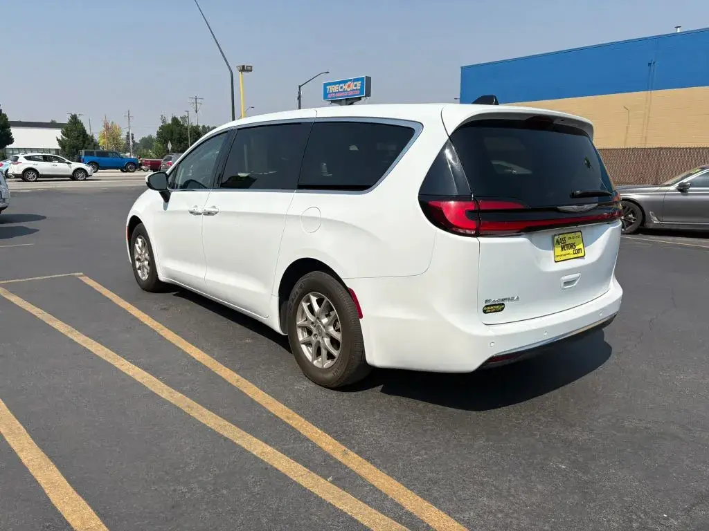2023 Chrysler Pacifica Touring L photo 5