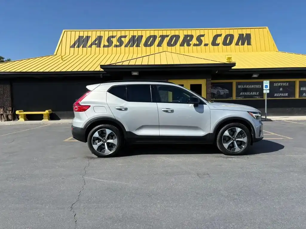 2024 Volvo XC40 B5 Plus Dark AWD's photo