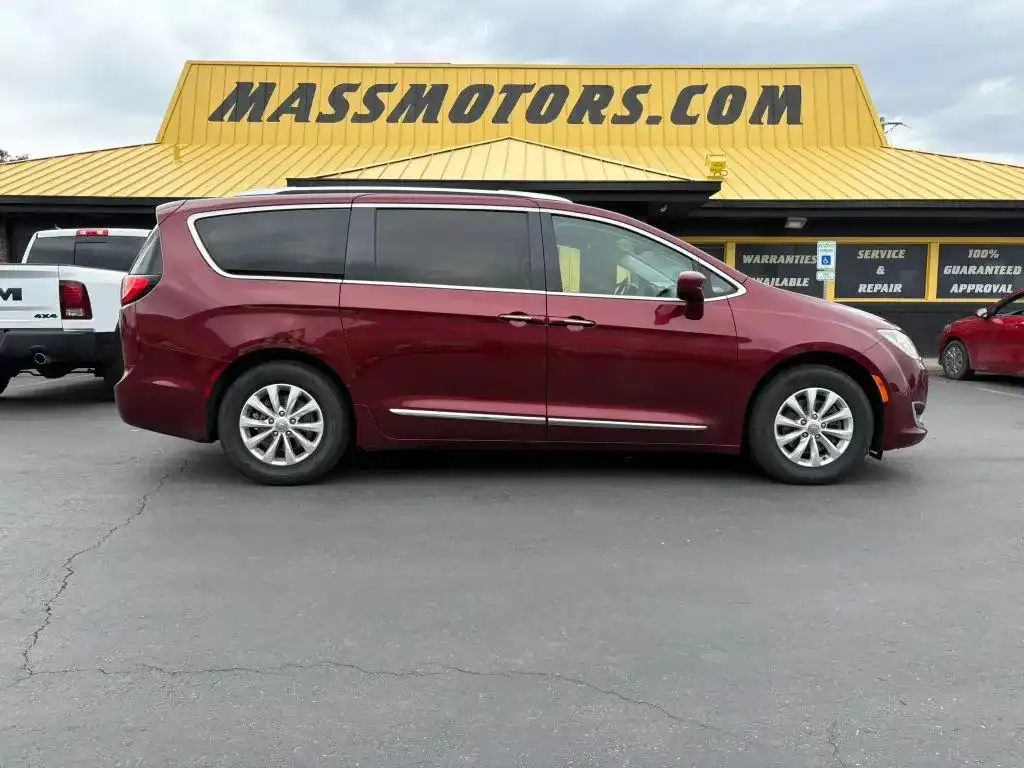 2018 Chrysler Pacifica Touring L's photo
