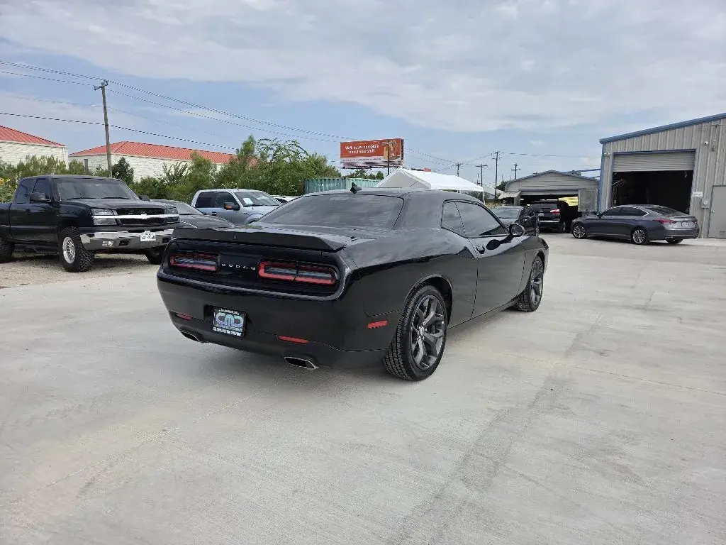2018 Dodge Challenger SXT Plus photo 5