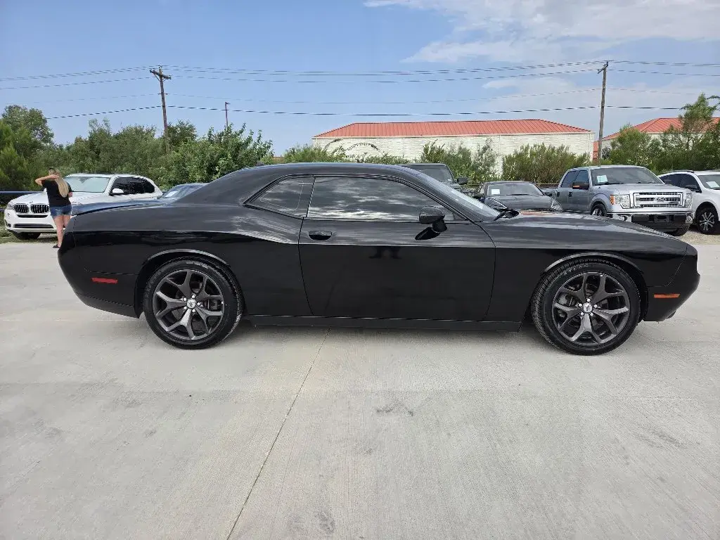 2018 Dodge Challenger SXT Plus photo 4