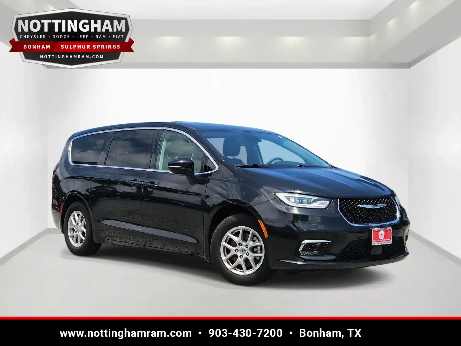 2023 Chrysler Pacifica Touring L's photo