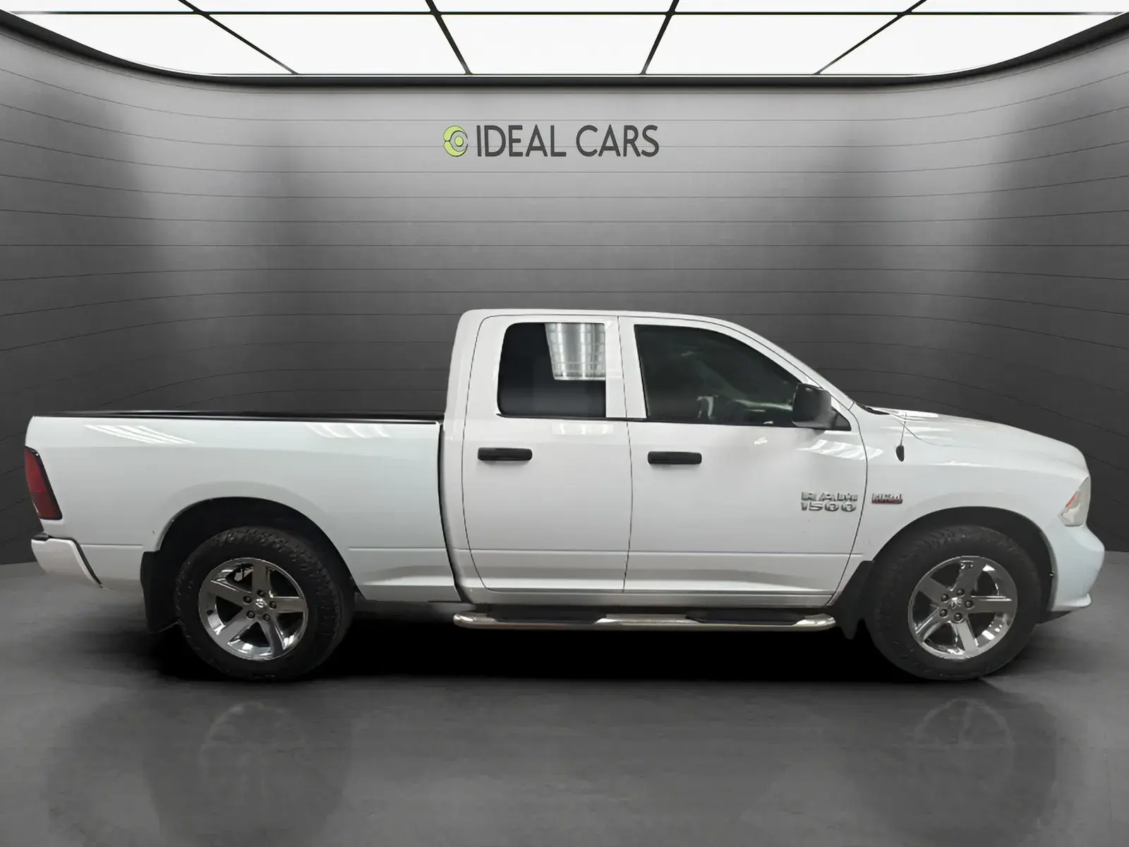 2017 RAM 1500 Express Quad Cab 6'4 photo 4