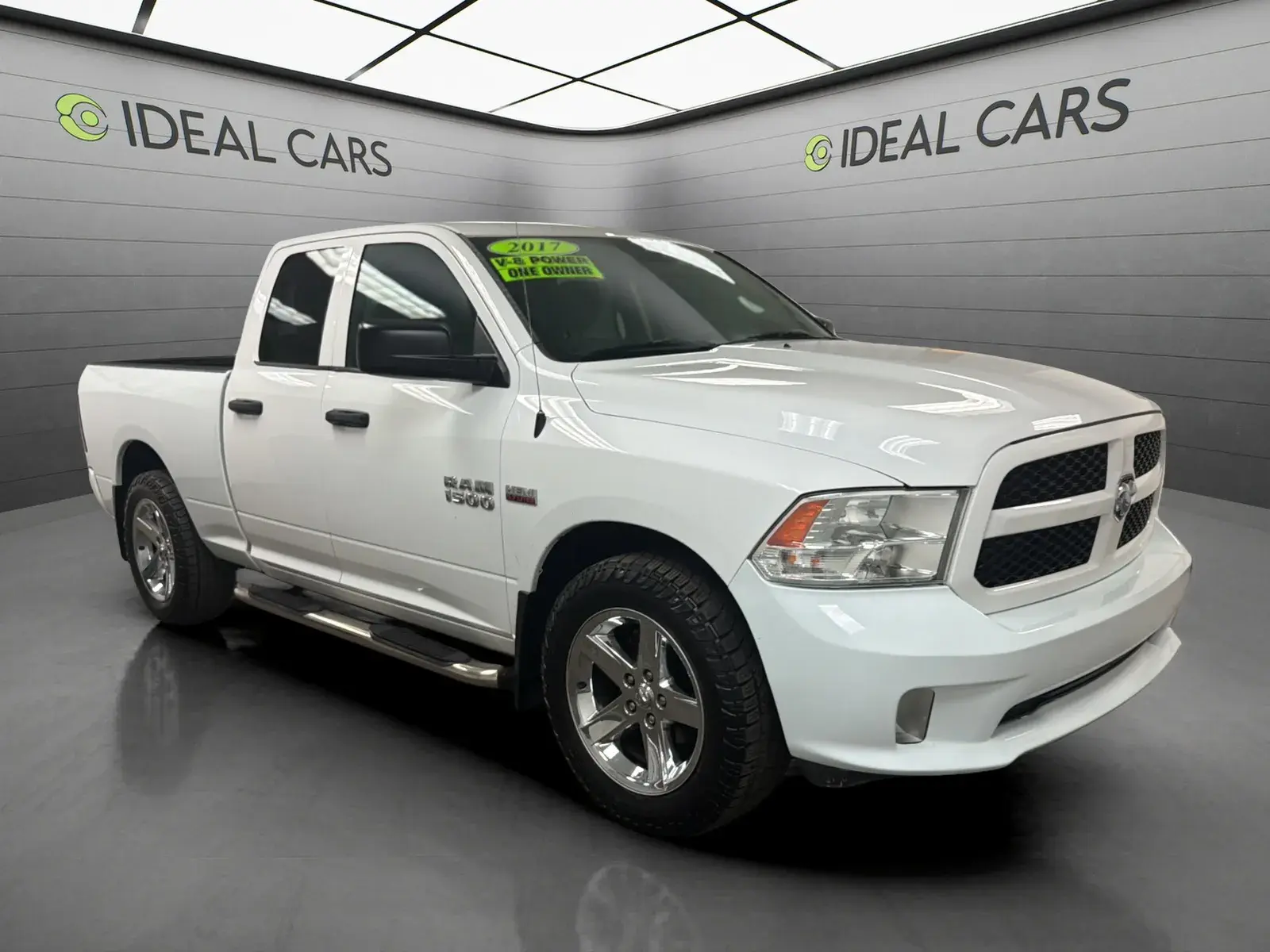 2017 RAM 1500 Express Quad Cab 6'4 photo 3
