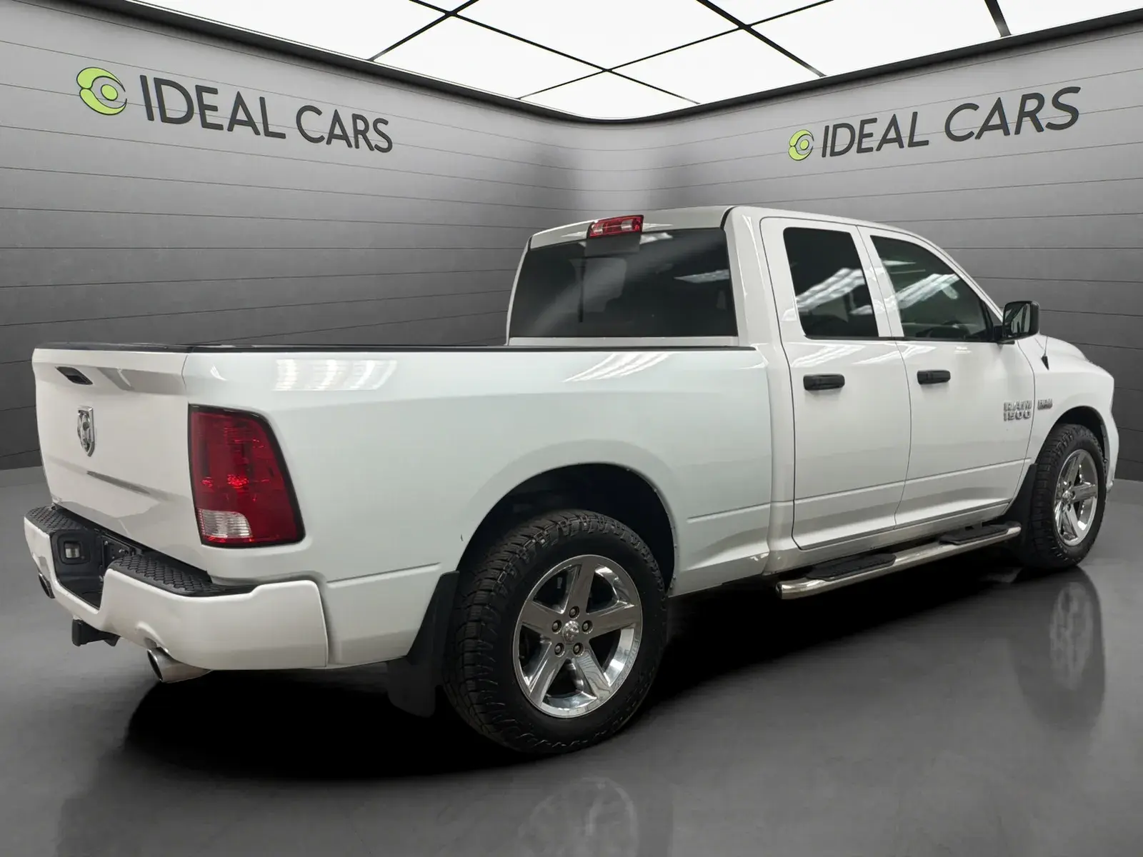 2017 RAM 1500 Express Quad Cab 6'4 photo 5
