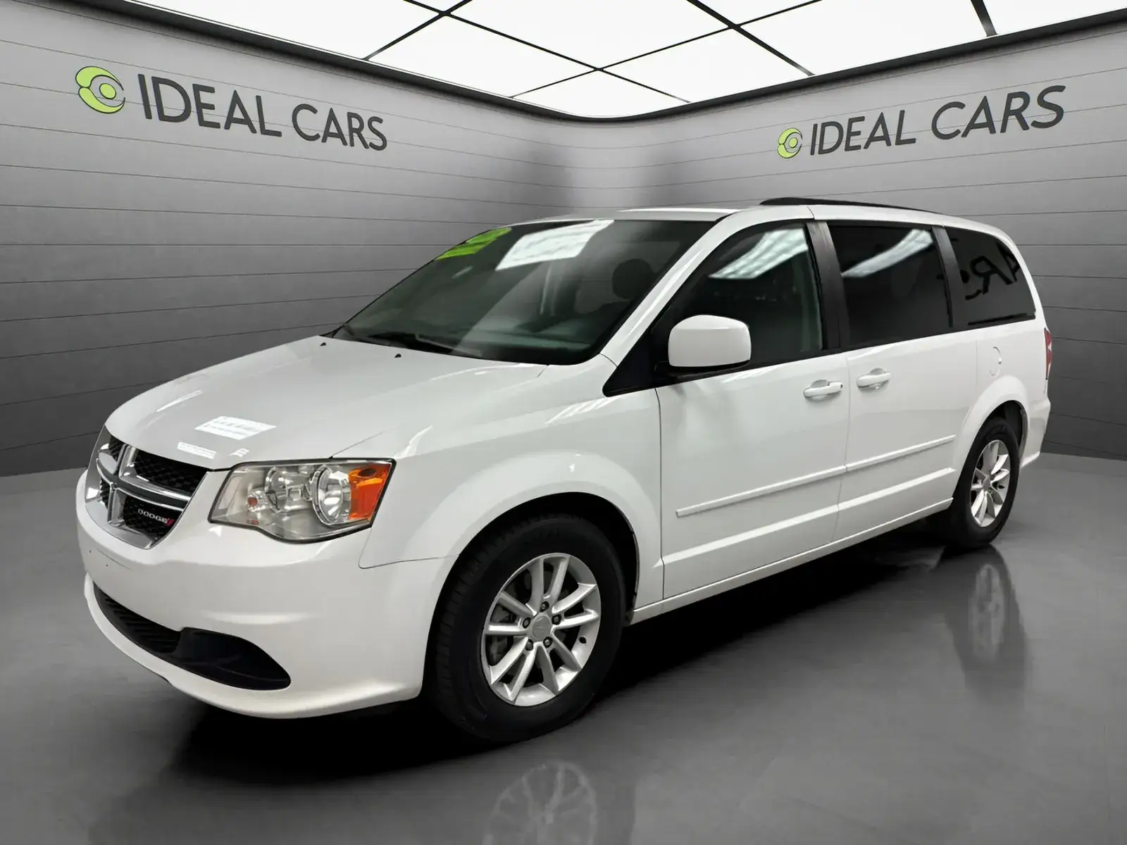 2015 Dodge Grand Caravan SXT photo 1