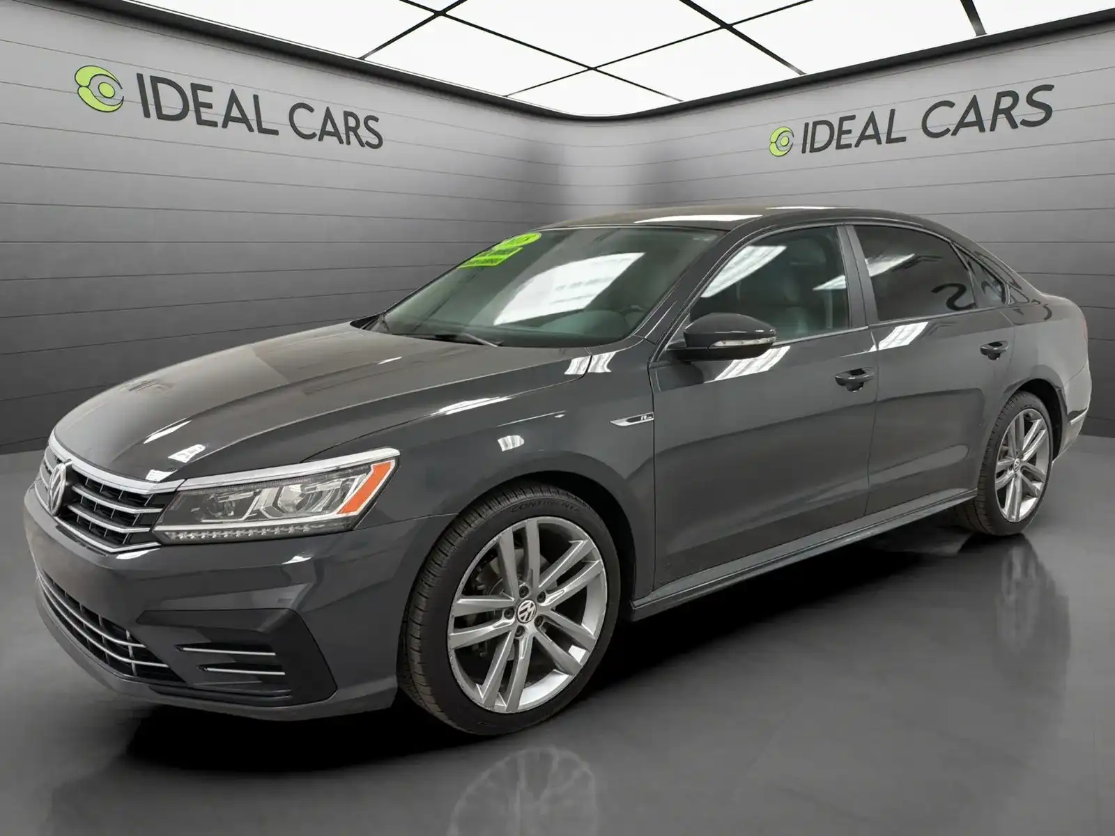 2018 Volkswagen Passat 2.0T R-Line Auto's photo