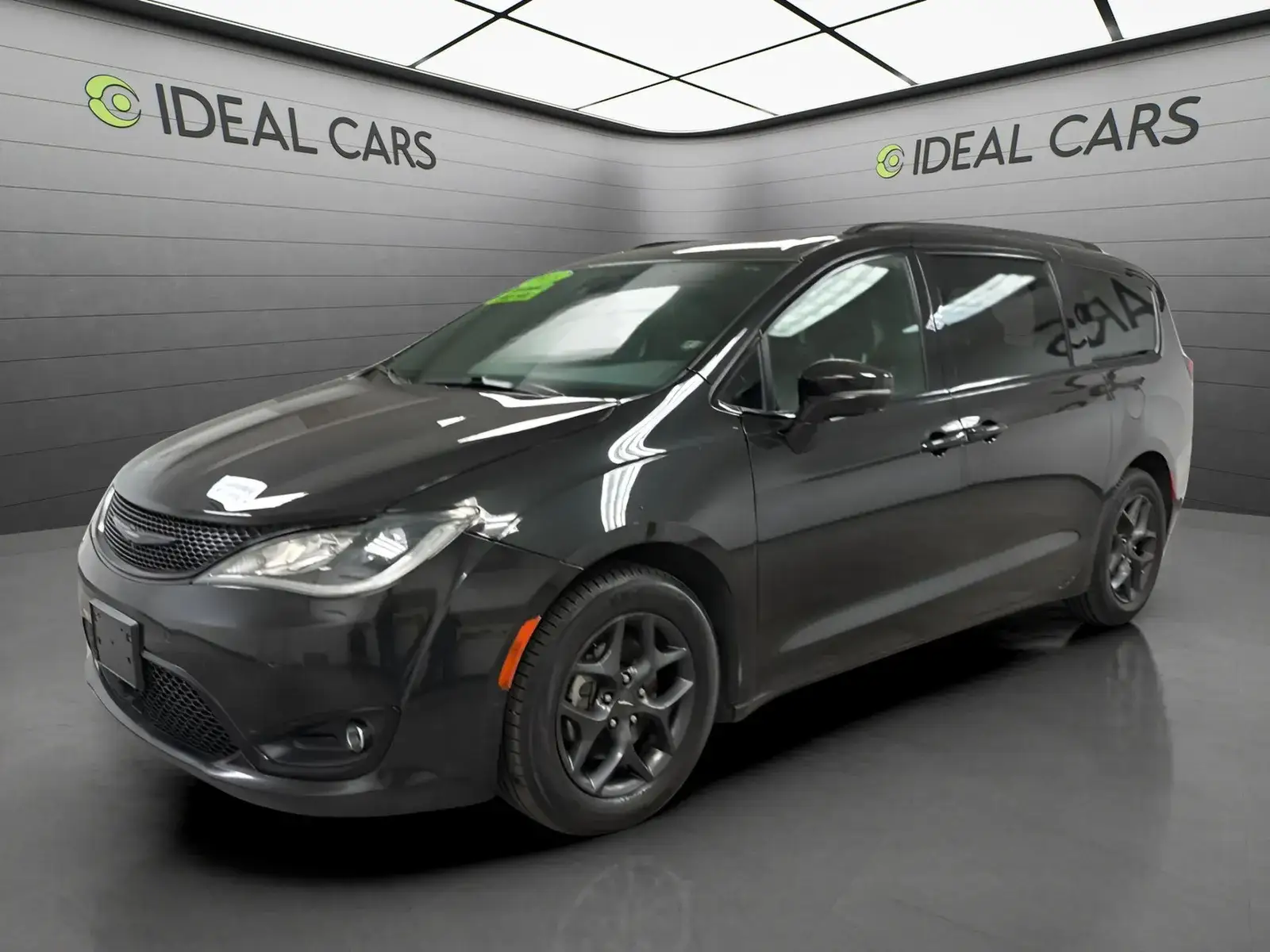 2019 Chrysler Pacifica Limited photo 1