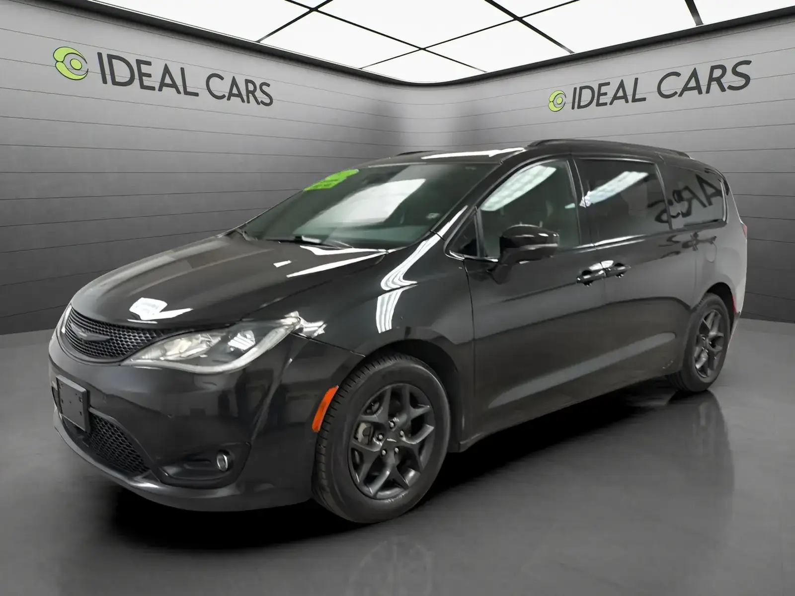 2019 Chrysler Pacifica Limited's photo