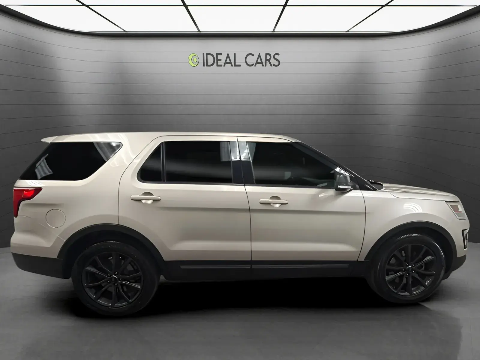 2017 Ford Explorer XLT FWD photo 4