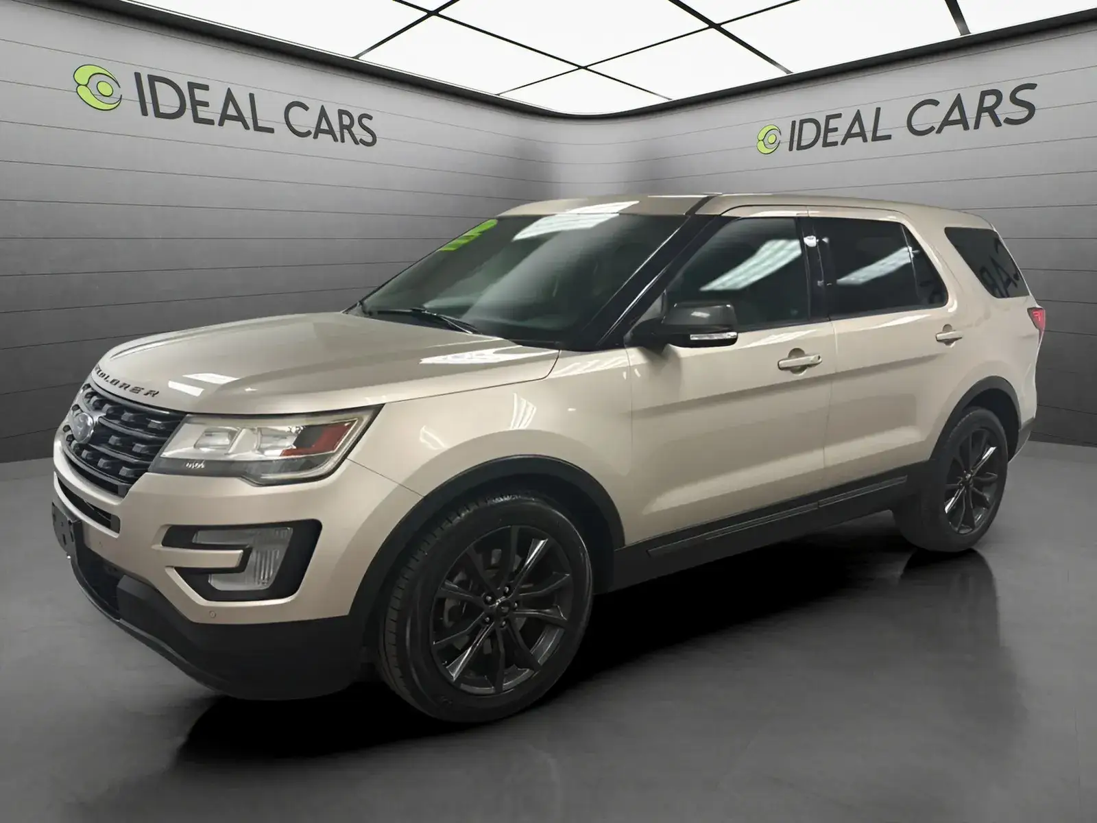 2017 Ford Explorer XLT FWD photo 1