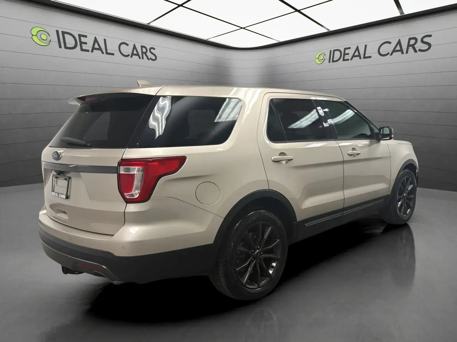 2017 Ford Explorer XLT FWD photo 5