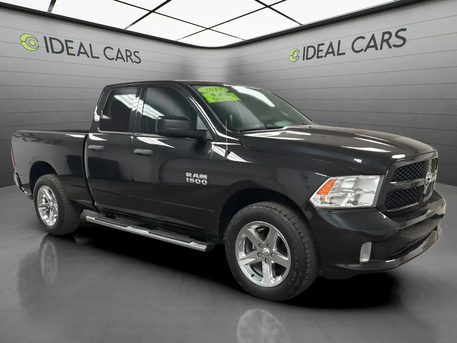 2017 RAM 1500 Express 4WD Quad Cab 6'4 photo 3