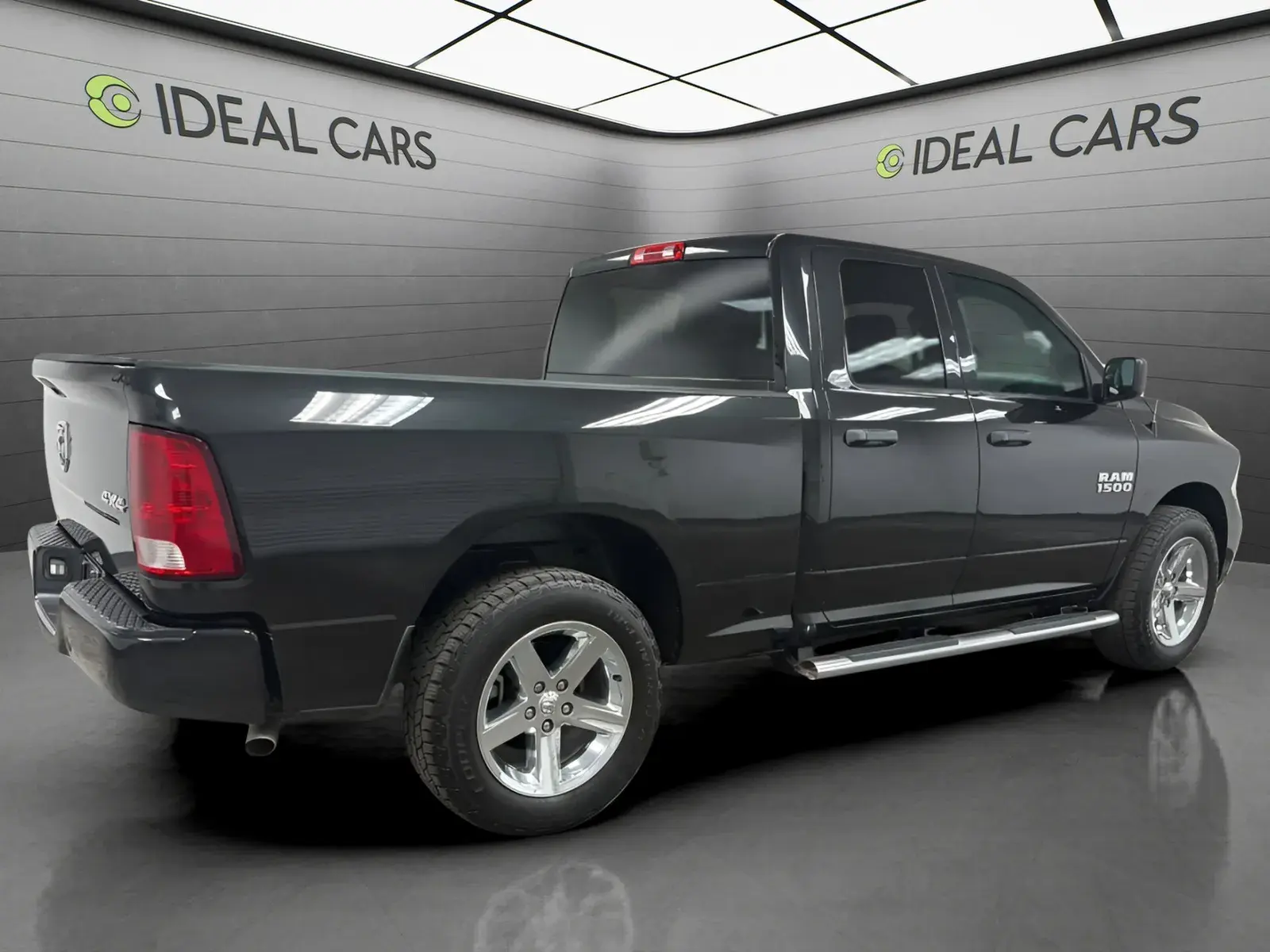 2017 RAM 1500 Express 4WD Quad Cab 6'4 photo 5