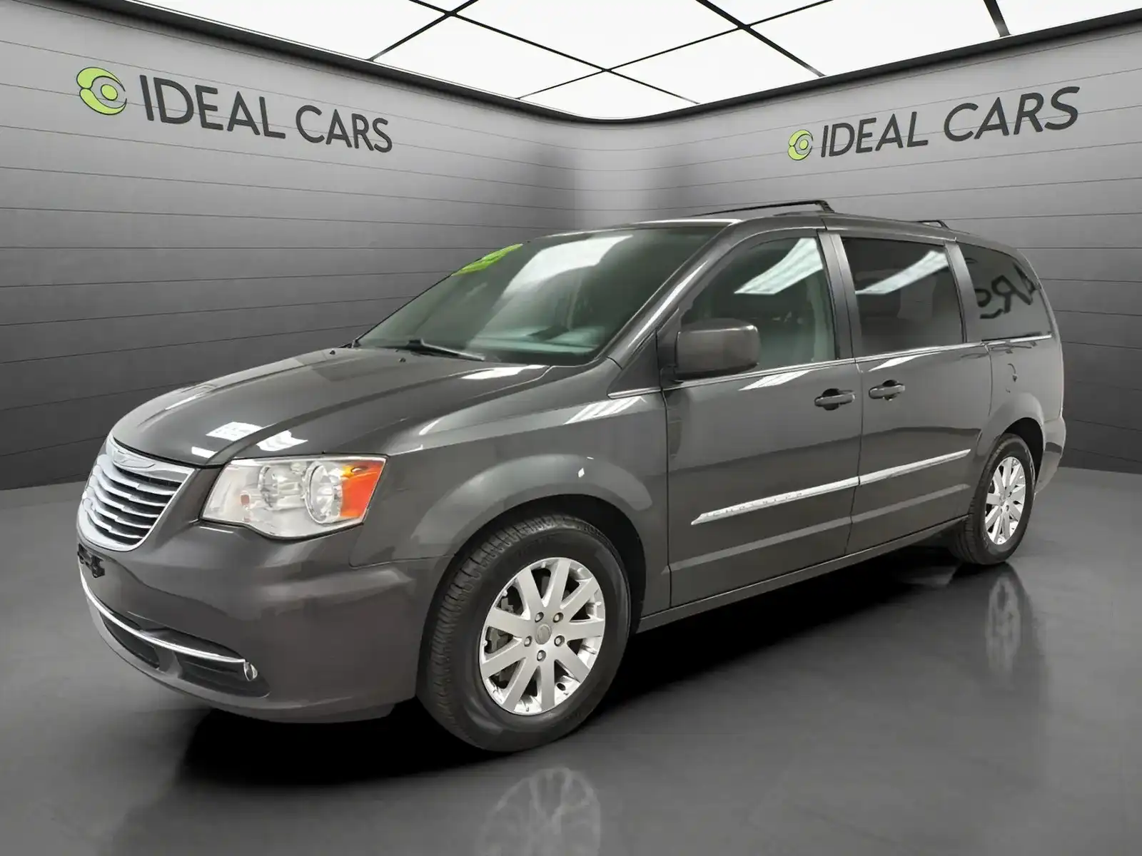 2016 Chrysler Town & Country Touring's photo