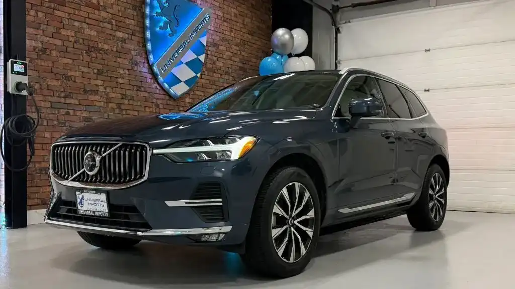 2023 Volvo XC60 B5 Plus Bright Theme AWD's photo