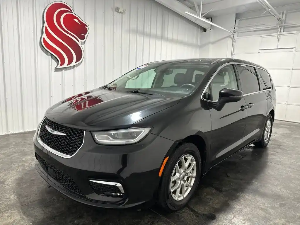 2023 Chrysler Pacifica Touring L's photo