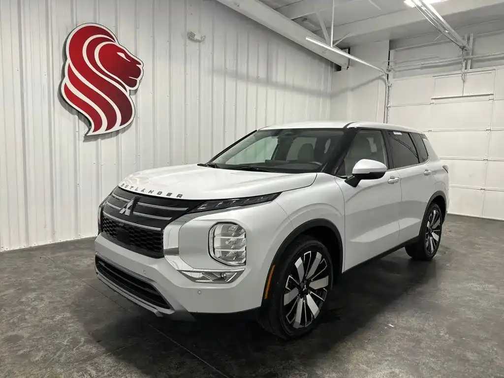 2026 Mitsubishi Outlander SE FWD's photo