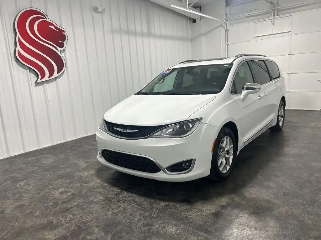 2020 Chrysler Pacifica Limited's photo