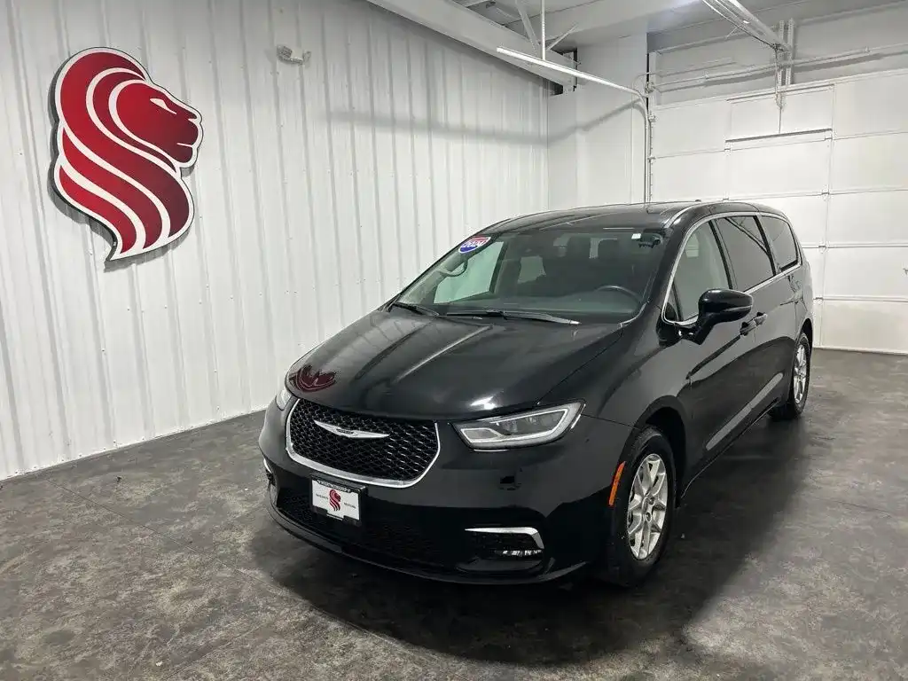 2024 Chrysler Pacifica Touring L's photo