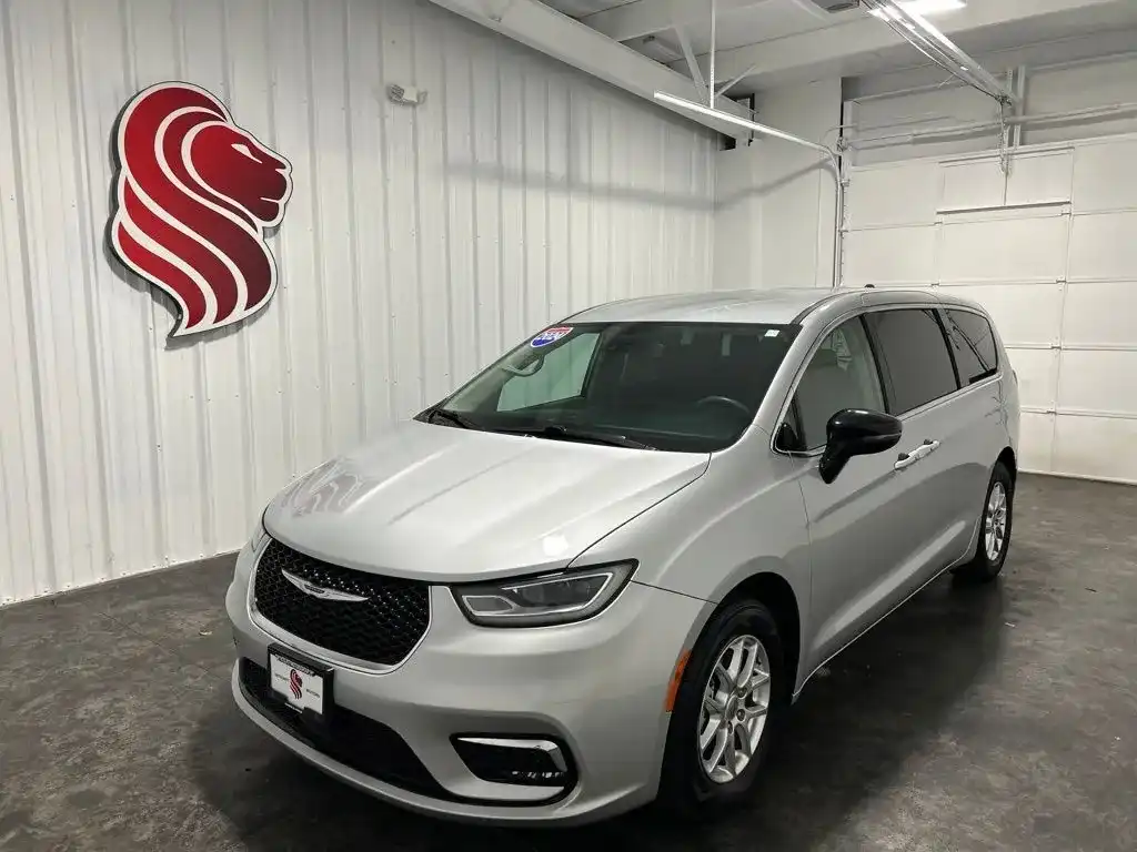 2024 Chrysler Pacifica Touring L's photo