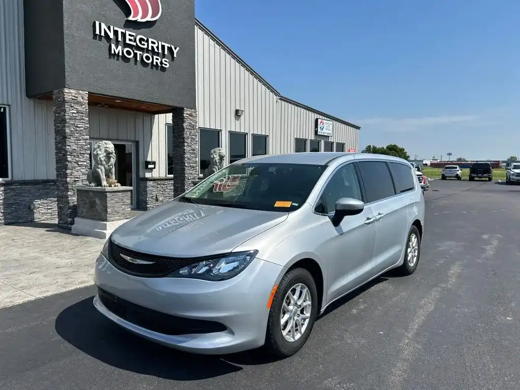 2023 Chrysler Voyager LX's photo