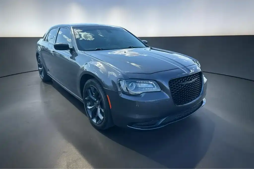 2022 Chrysler 300 Touring's photo