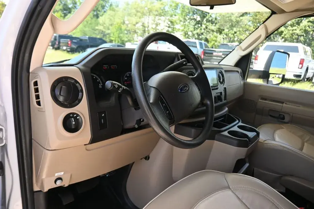 2017 Ford E-Series DRW E-450 Super Duty 158 in WB photo 5
