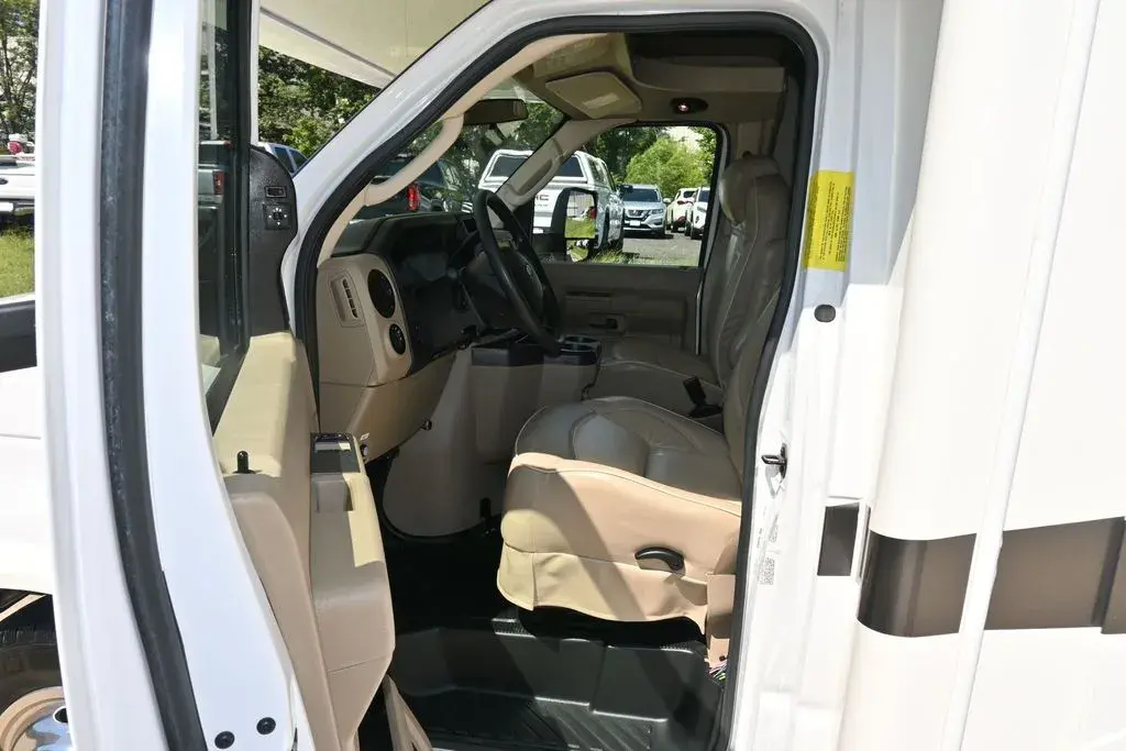 2017 Ford E-Series DRW E-450 Super Duty 158 in WB photo 4