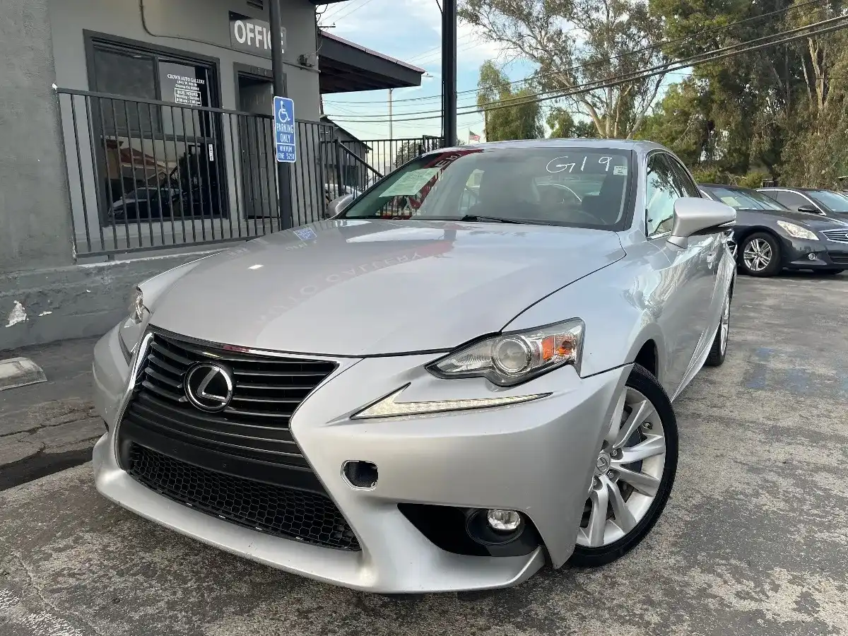 2016 Lexus IS 350 200t's photo