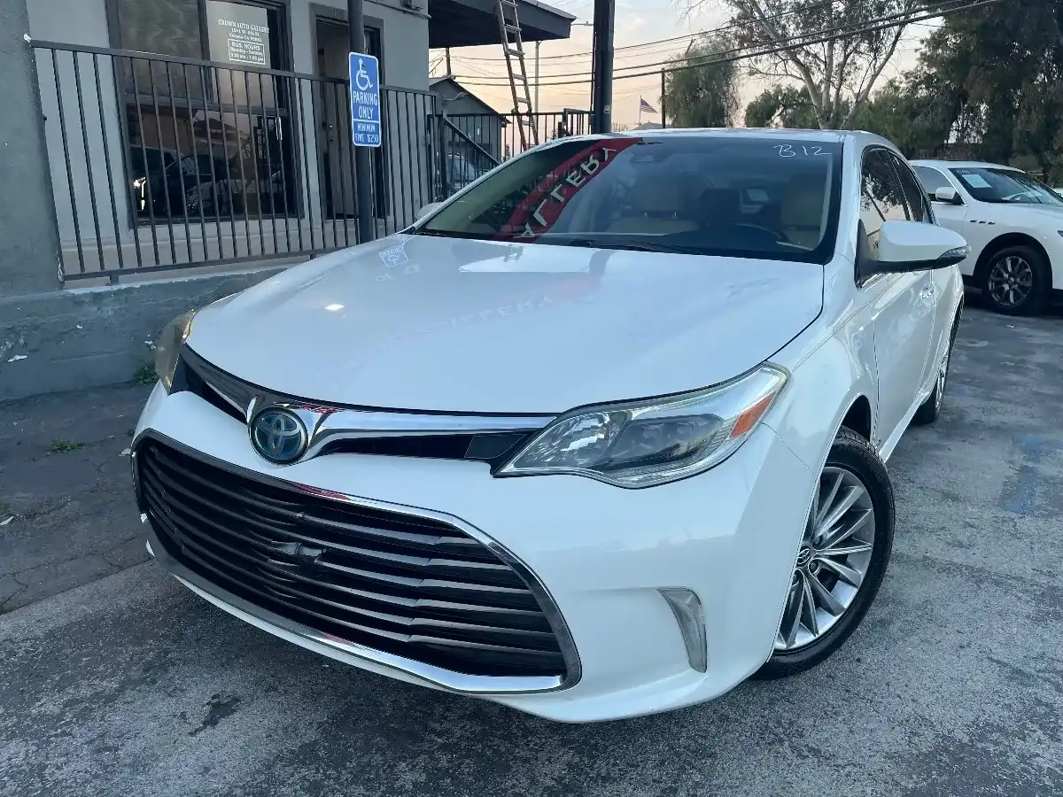 2018 Toyota Avalon Limited Hybrid's photo