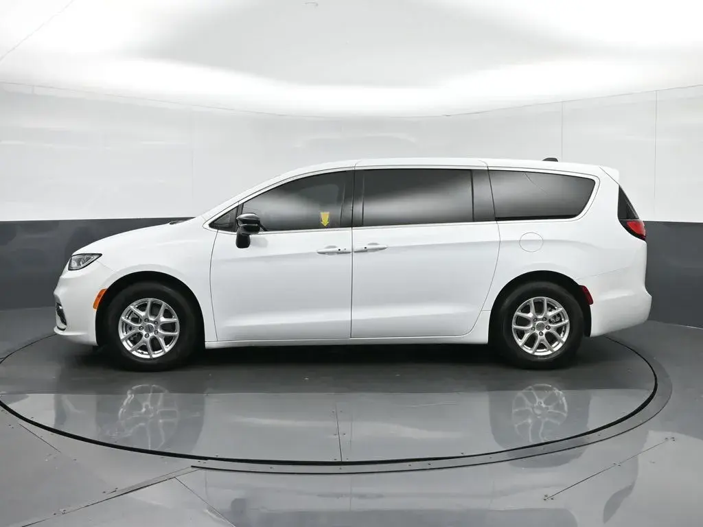 2024 Chrysler Pacifica Touring photo 4