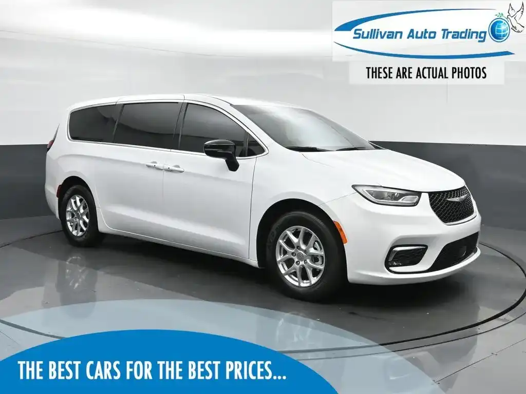 2024 Chrysler Pacifica Touring's photo