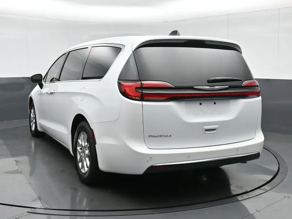 2024 Chrysler Pacifica Touring photo 5