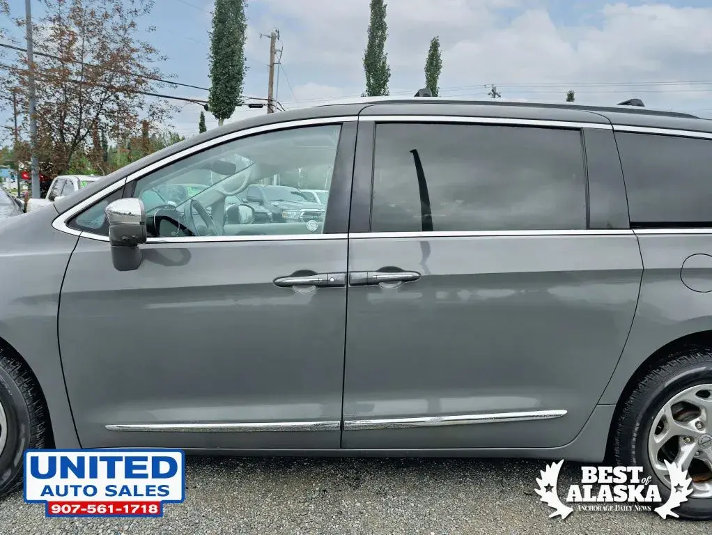 2021 Chrysler Pacifica Limited photo 3