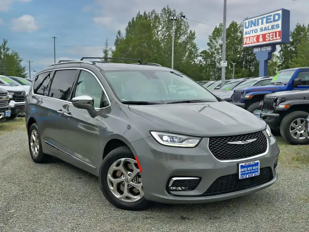 2021 Chrysler Pacifica Limited's photo