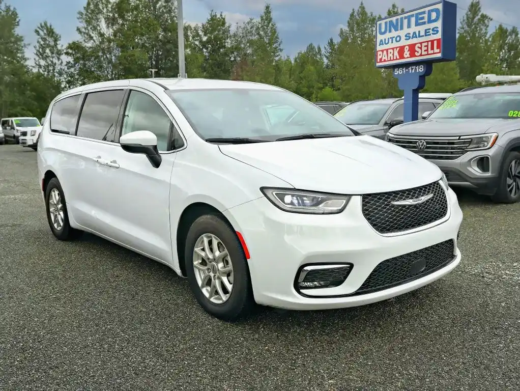 2023 Chrysler Pacifica Touring L's photo