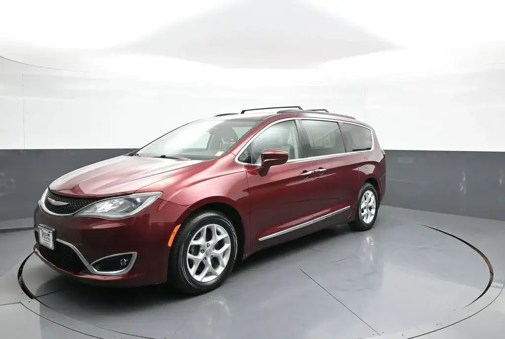 2017 Chrysler Pacifica Touring-L's photo