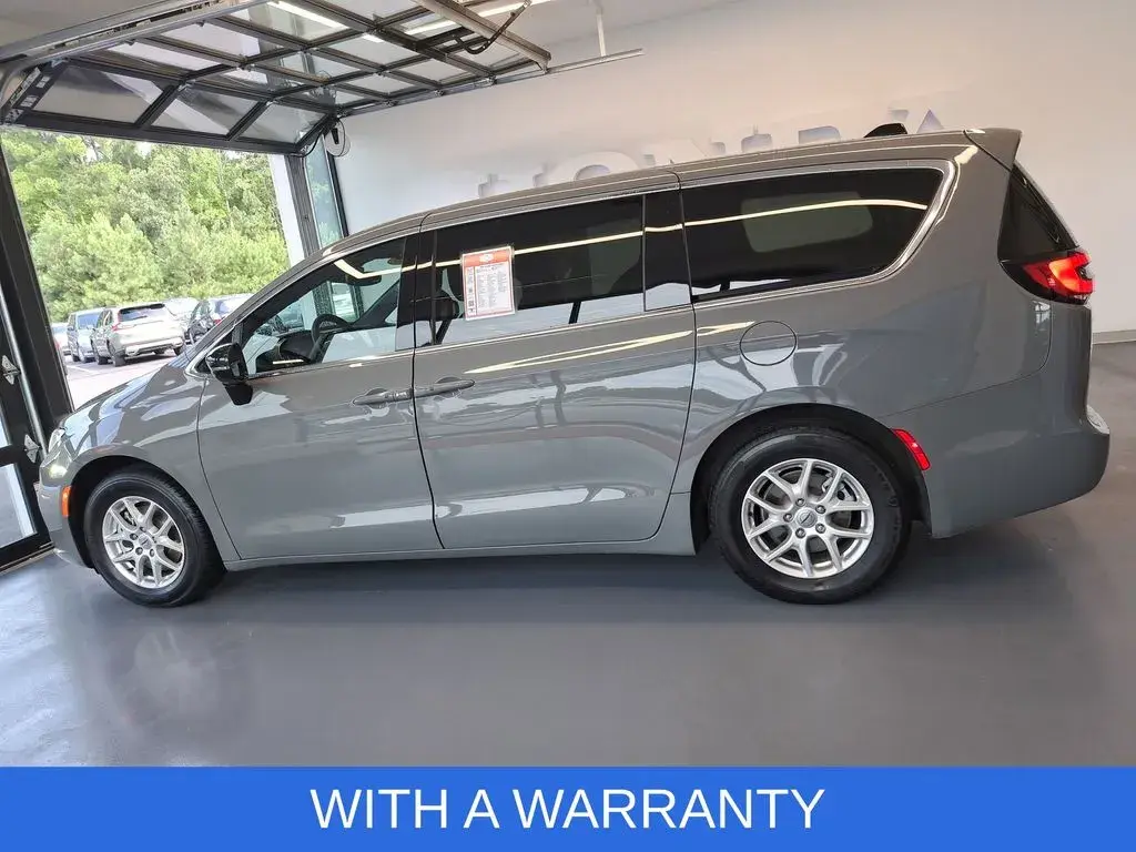 2025 Chrysler Pacifica Select photo 3